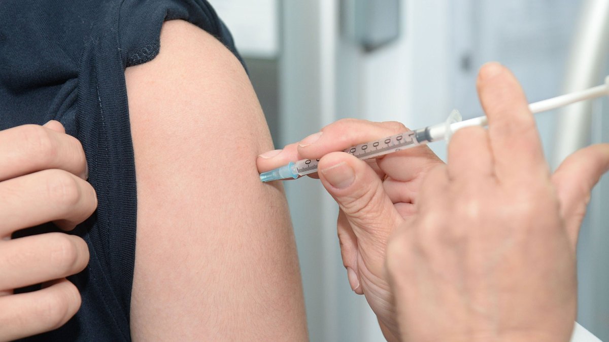 UCLAMCH's tweet photo. Debating a flu shot? Get the answers you need to help fight the two-virus crisis.
Learn more from #UCLAMCH’s Dr. James Cherry. ➨ https://t.co/FKh2kzg4S0 https://t.co/KdQ9QA3PfV