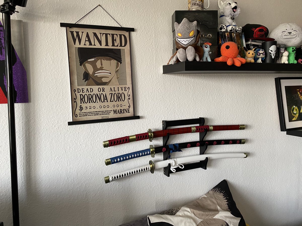 borsTiHD's tweet photo. Endlich hab ich #WadoIchimonji, #SandaiKitetsu und #Shusui die #Zoro bis vor kurzem noch benutzte fertig an der Wand, mit seinem aktuellen Wanted Plakat. 😍
Als nächstes muss noch #Enma her, das Shusui zuletzt ersetzte.
Ich liebe #OnePiece 🥰 https://t.co/f3eRQzmMeB