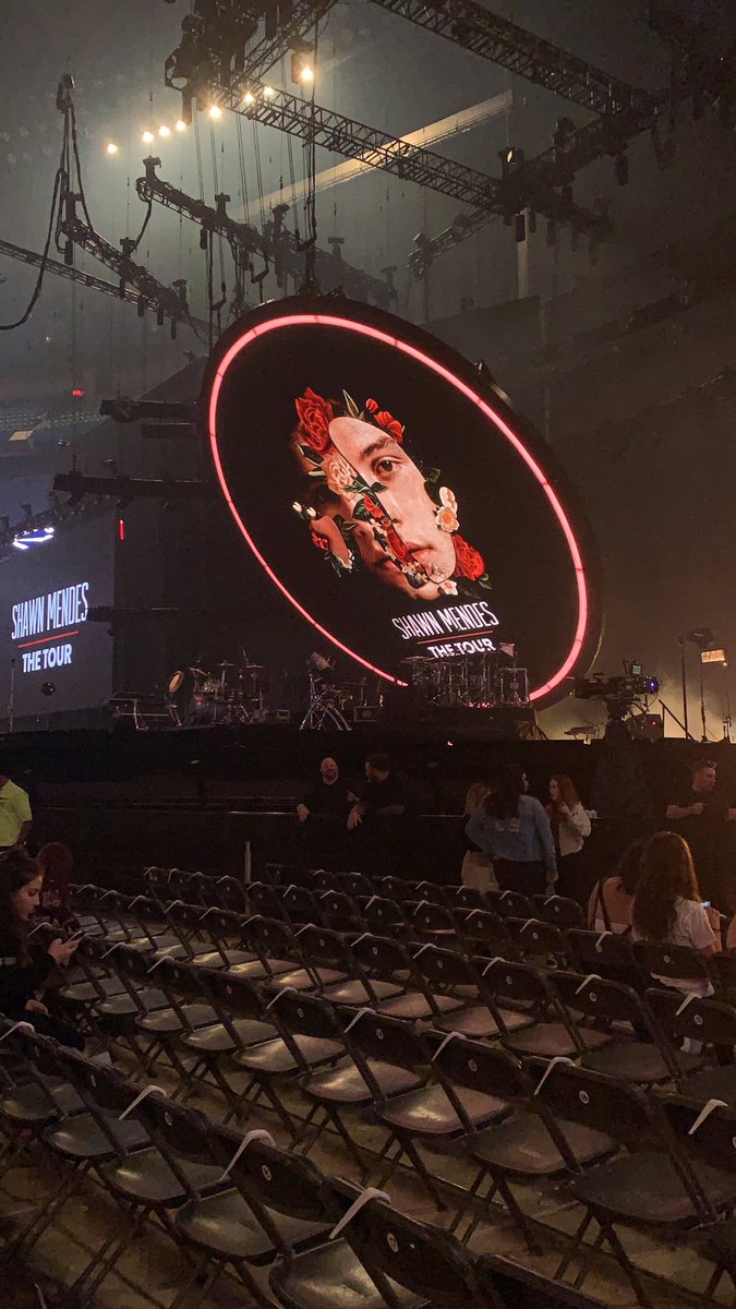 Bgrad22's tweet image. A year ago today nearly all of Stan Twitter were in Toronto for Shawn’s Roger’s Stadium show. Let that sink in 🤧 miss it