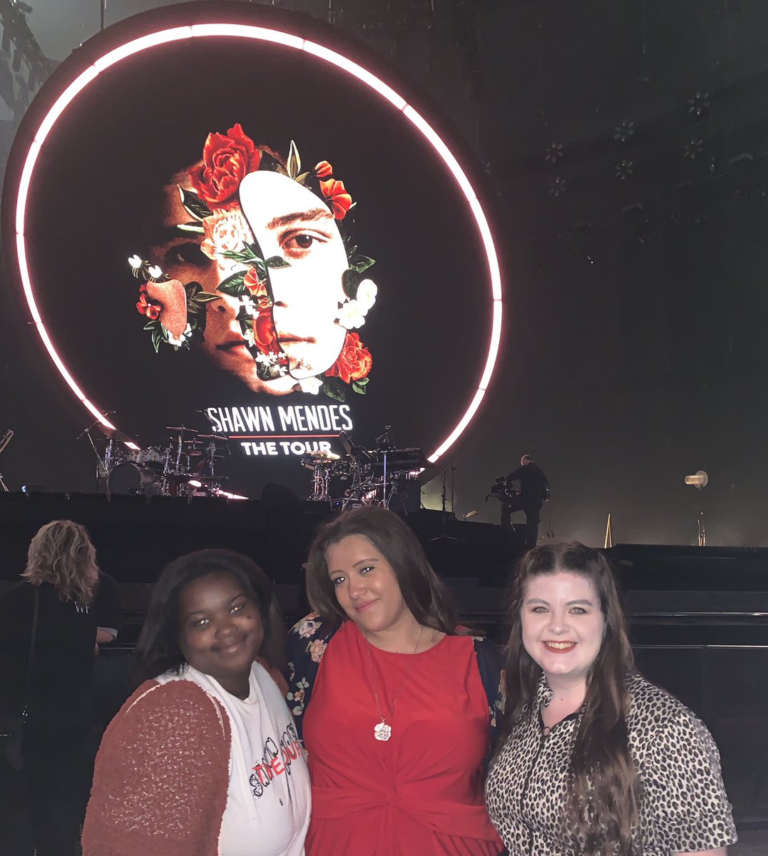 Bgrad22's tweet image. A year ago today nearly all of Stan Twitter were in Toronto for Shawn’s Roger’s Stadium show. Let that sink in 🤧 miss it