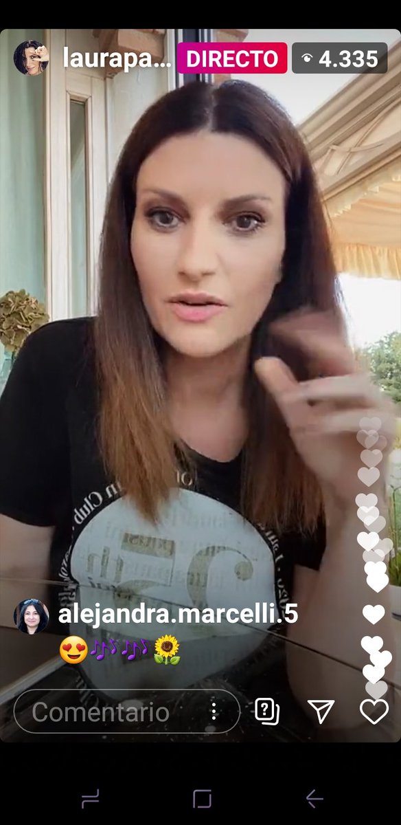 PausiniCuoreFCE's tweet photo. Jajajajaja @LauraPausini adoro tus caras en los directos,  tenías que verte jajajajaja https://t.co/K2vPuVS2wq