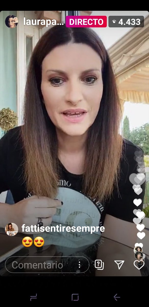 PausiniCuoreFCE's tweet photo. Jajajajaja @LauraPausini adoro tus caras en los directos,  tenías que verte jajajajaja https://t.co/K2vPuVS2wq