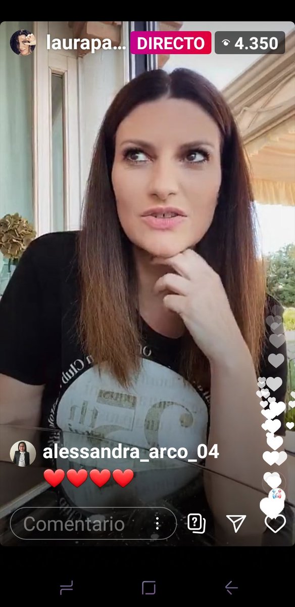 PausiniCuoreFCE's tweet photo. Jajajajaja @LauraPausini adoro tus caras en los directos,  tenías que verte jajajajaja https://t.co/K2vPuVS2wq