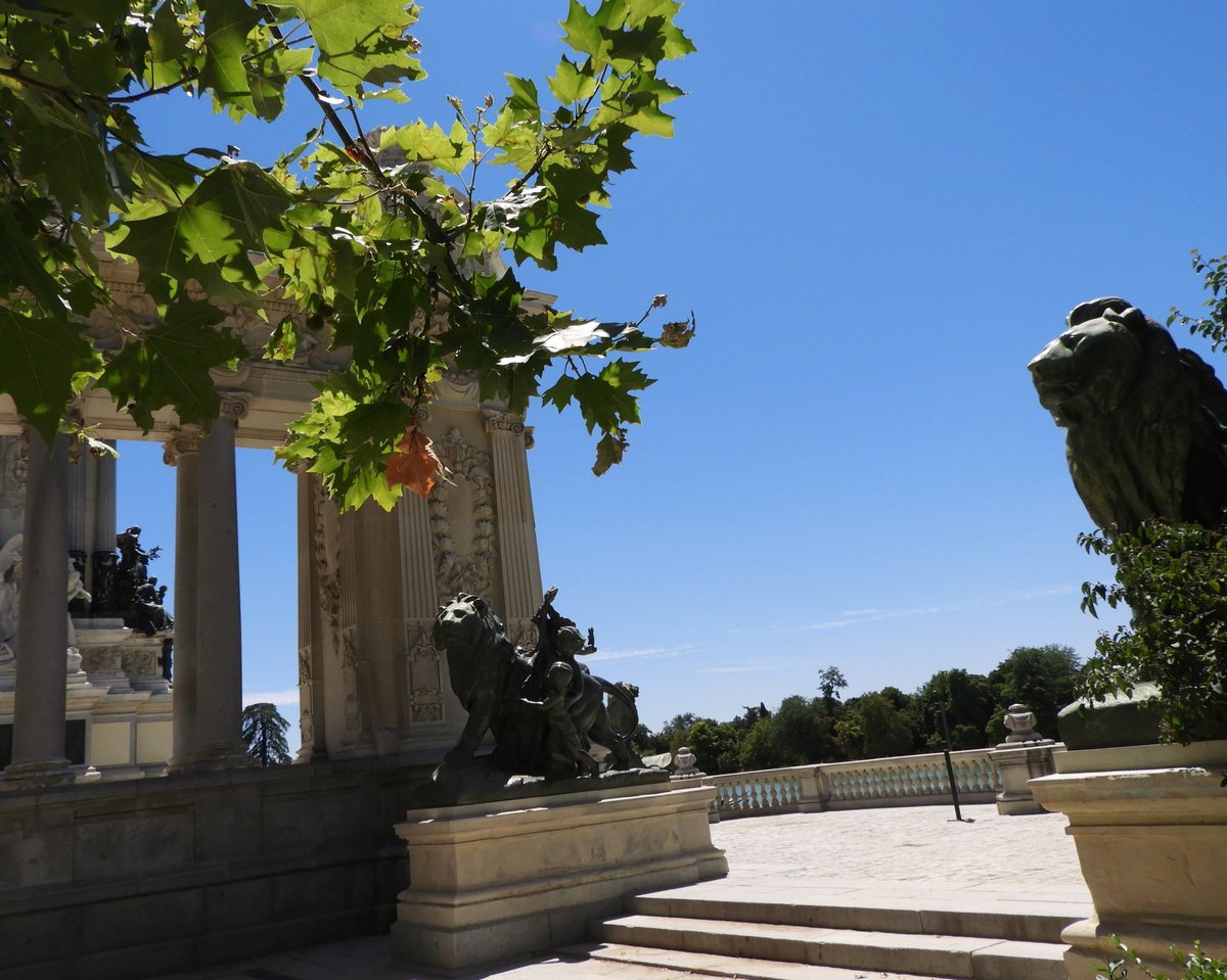 celesgalan64's tweet photo. La #estatua #ecuestre de #AlfonsoXII que remata el #monumento en el #EstanqueGrande del #ParqueDelRetiro 
#obra de #MarianoBenlliure , sobre el #monumento diseñado por #JoseGrasesRiera 

Se han abierto las #visitasguiadas hasta #diciembre2020 

👁son #97peldaños !!!👁 https://t.co/k2IlLtlUYd