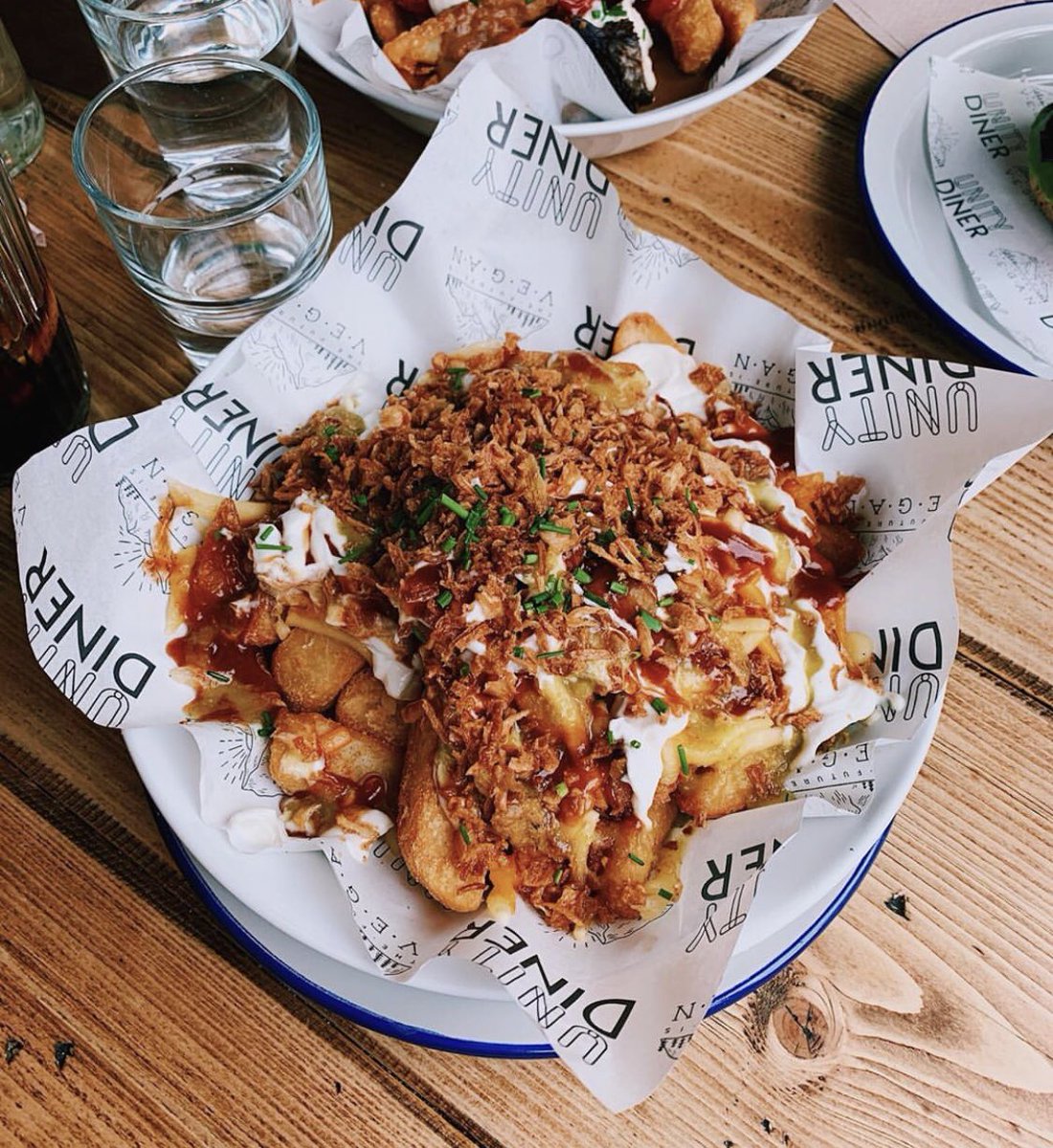 That dirty loaded fries mountain tho🔥 ⁣⁣ ⁣⁣ Chunky fries loaded with 3 cheezes, döner kebab, smothered in UD BBQ sauce, aioli, jalapeño sauce & topped with fresh herbs & crispy onions 🤯🤯🤯 ⁣⁣ ⁣⁣ Image: instagram.com/jenniefriendly #unitydiner #vegan
