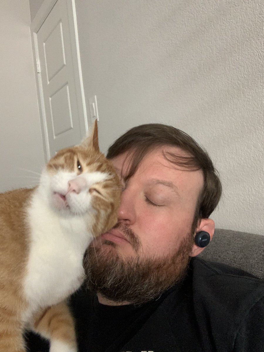 CharweeMonster's tweet photo. We were on vacation for 2 weeks. I think he missed us. https://t.co/zZEqNAFXNl