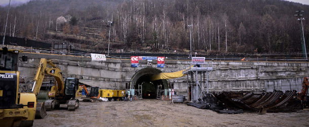 14/ Despite that, works have re-started in 2017 on exploratory tunnels, albeit with a half-hearted commitment especially from recent Italian governments, thanks also to an increased EU contribution to the 8 bn€ price tag. Commissioning of the base tunnel is now forecast in 2029