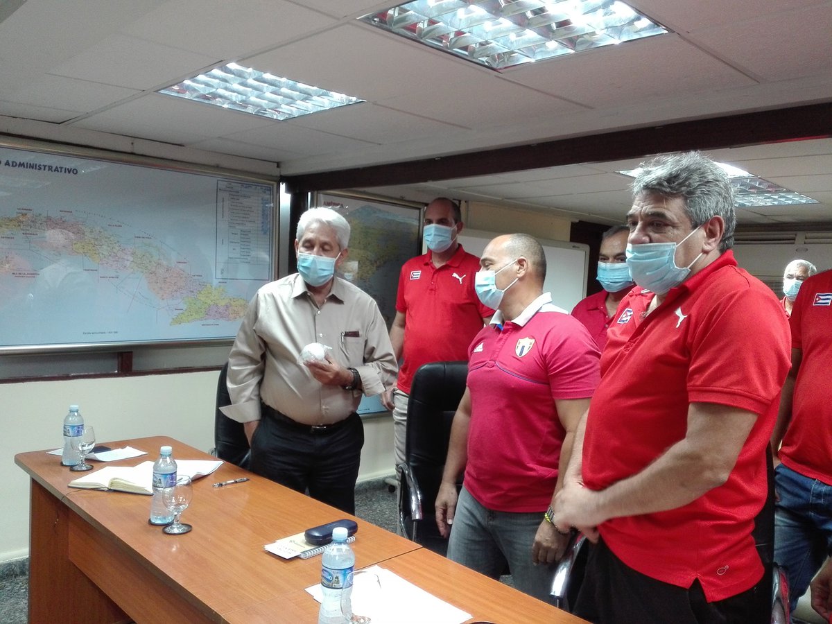 DireccionNacio5's tweet photo. Un regalo del pueblo cubano: la pelota con que se jugará la #60SNB en manos del @DrDuranGarcia, quien este sábado, durante el congresillo técnico, hizo reflexiones muy importantes sobre el combate contra la #COVID-19. https://t.co/HJtkTvQyFN