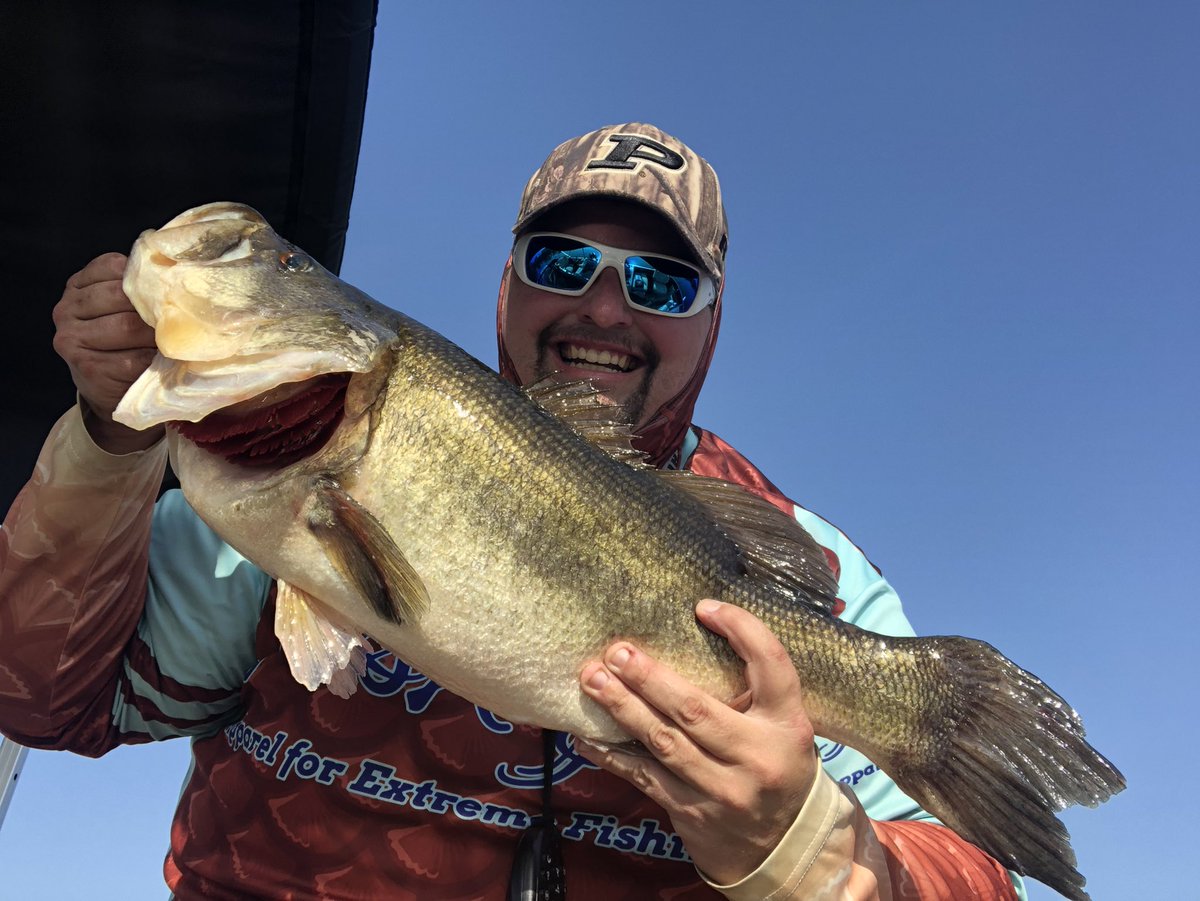 KempOutside's tweet photo. This is the largest #bass I’ve caught in years! 8lbs! What a fish! #largemouthbass #largemouth #KempOutside #FishHuge https://t.co/PxBBJ8ints
