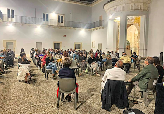 DiegoDeSilva3's tweet photo. Matera, ieri sera. Grazie ancora, e un abbraccio a tutti. https://t.co/Mx2LigjdCP