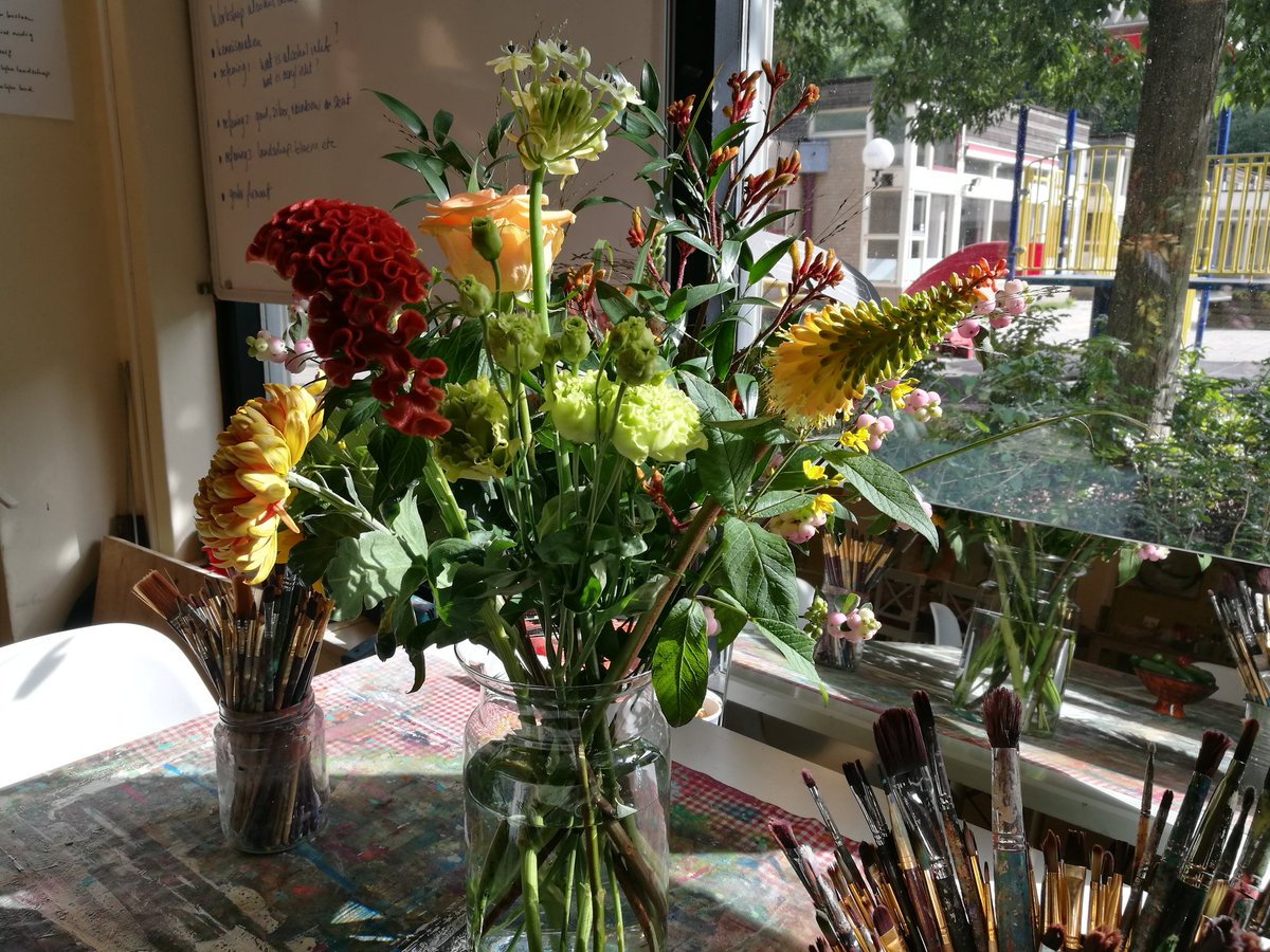 Ik mocht voor het bestuur van @NVOpedagogen een presentatie verzorgen over de rol van de gedragsdeskundigen binnen de WZD. Als dank kreeg ik deze bloemen. Geweldig! <a href="/Amerpoort/">Amerpoort-Sherpa</a>