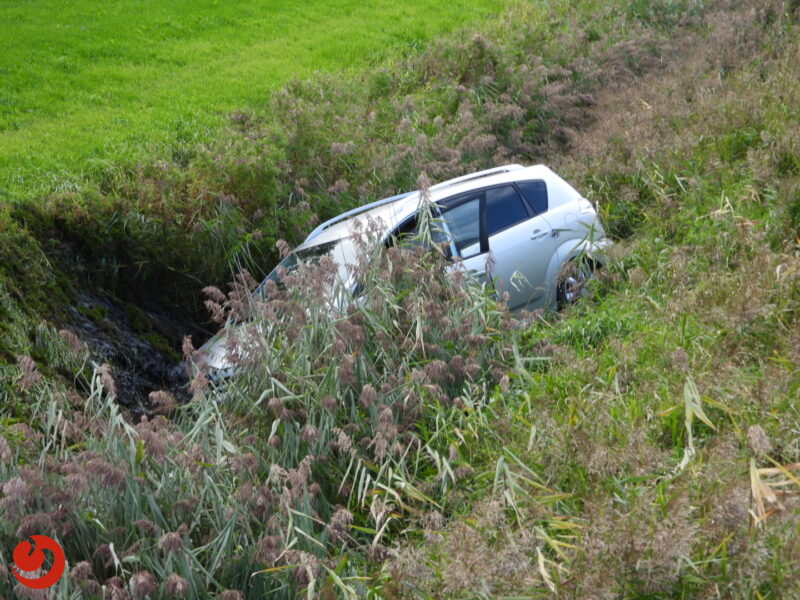 Auto belandt in sloot bij eenzijdig ongeval