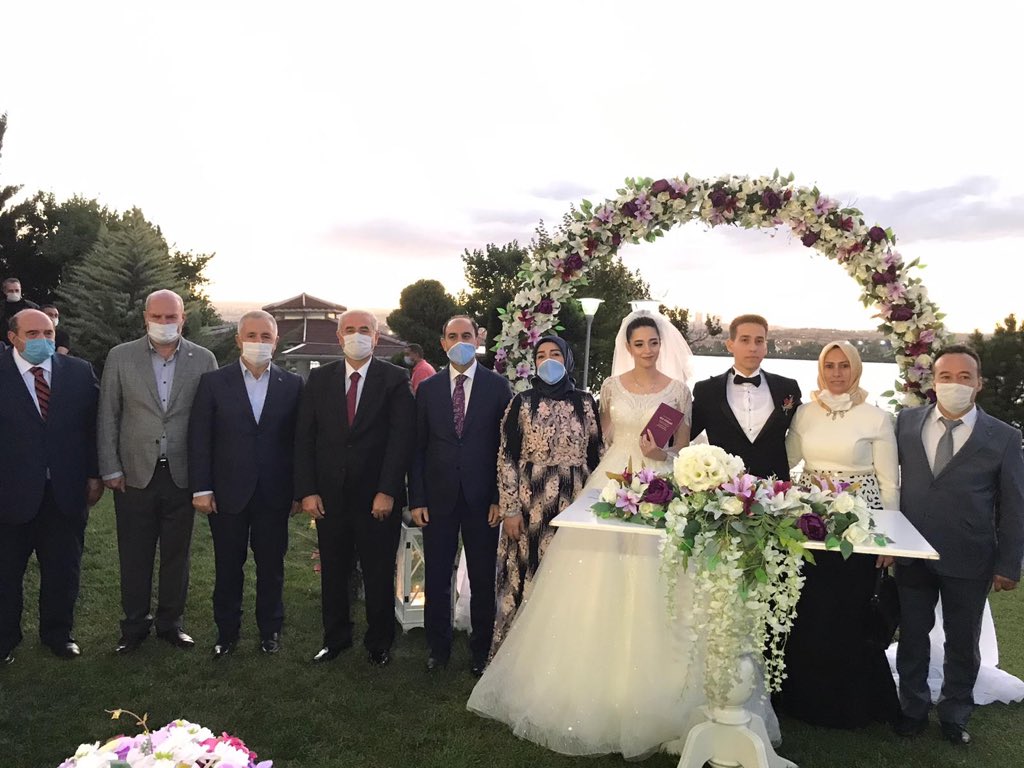 Uzun yıllar mesai arkadaşlığı yaptığım Kenan BOZGEYİK ve SANLI ailelerinin evlatları ESMANUR  ile FATİH’in nikahlarına şahitlik ettik. 

Rabbim, gençleri ömür boyu bahtiyar, bir yastıkta ihtiyar eylesin İnşaallah.