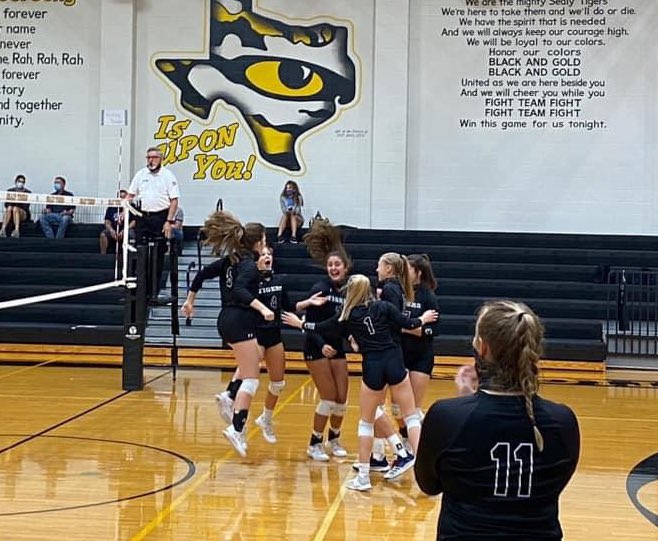 SealyVolleyball's tweet photo. Senior night was a success!! A clean sweep against Sweeny and even had all 6 seniors on the court together!! Thanks to everyone who made the night amazing! https://t.co/NzibqkInHn