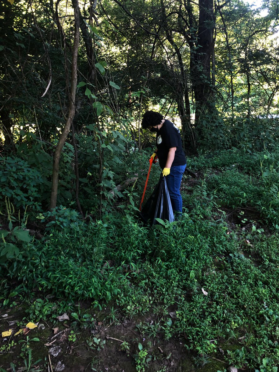 lnstemkeyclub's tweet photo. .@lnstemkeyclub members were up early this morning to participate in the @knoxbeautiful South Knoxville Community Cleanup. We helped at Mary Vestal Park, one of many cleanup sites around South Knoxville. Hoping our @LNSTEMAC community joins us next time! https://t.co/LulK62uDJF