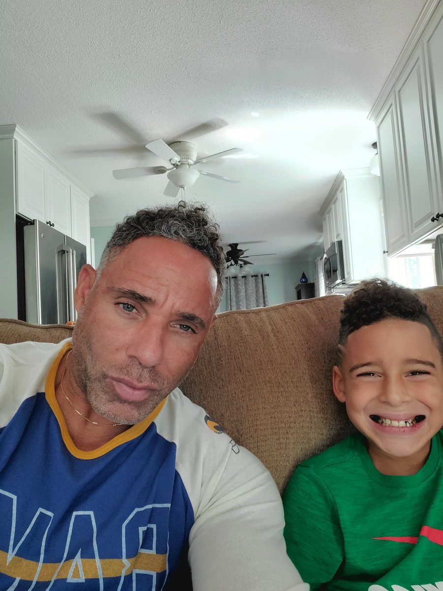 RobDwight1's tweet photo. #oldtothenew #oldG #handsomefam #robdwight #myboy #dadslife https://t.co/VZgN0NtPw3