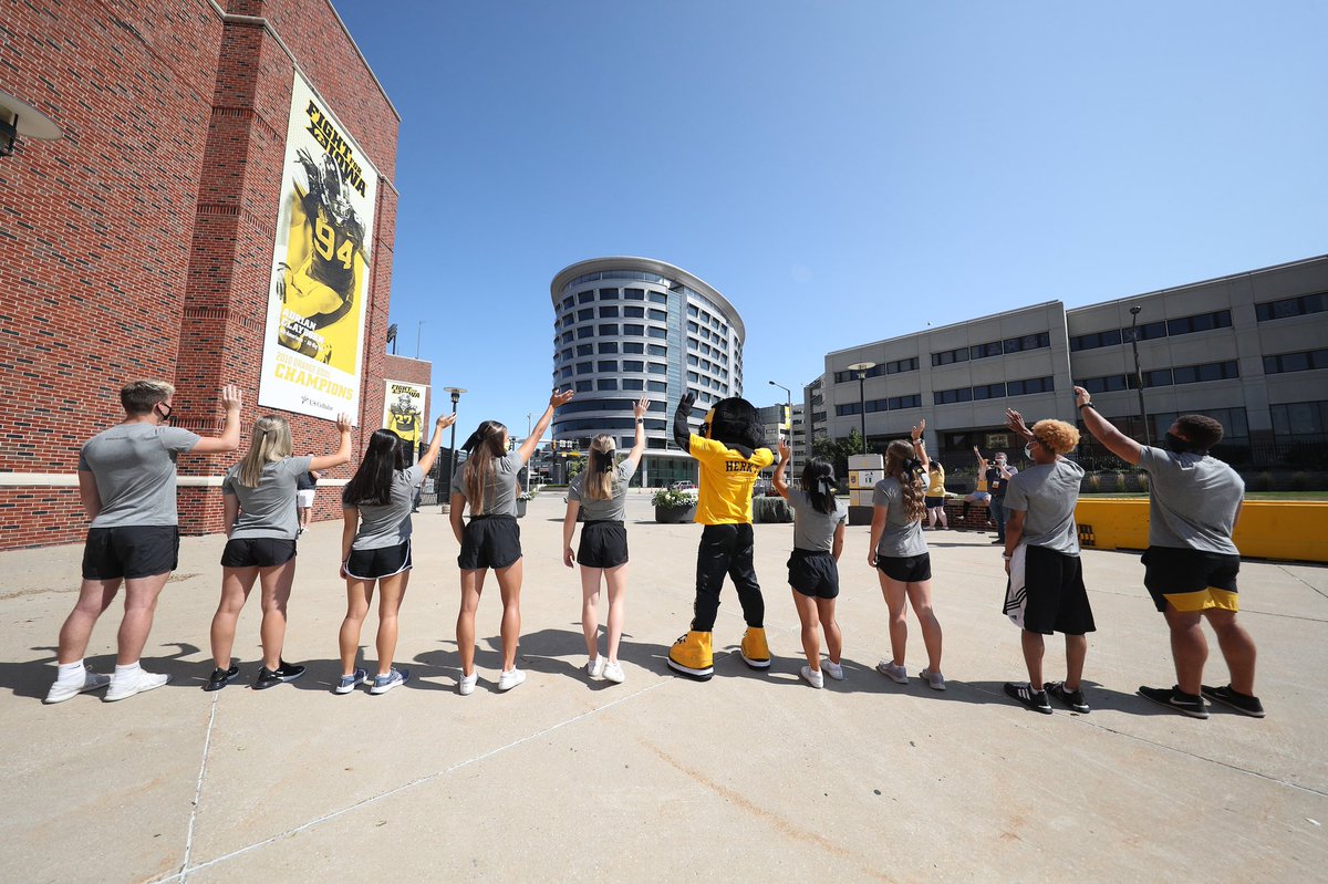TheIowaHawkeyes's tweet photo. Still Waving. 💛

@UIchildrens | #HawkeyeWave #Hawkeyes https://t.co/rrI3B6sOem