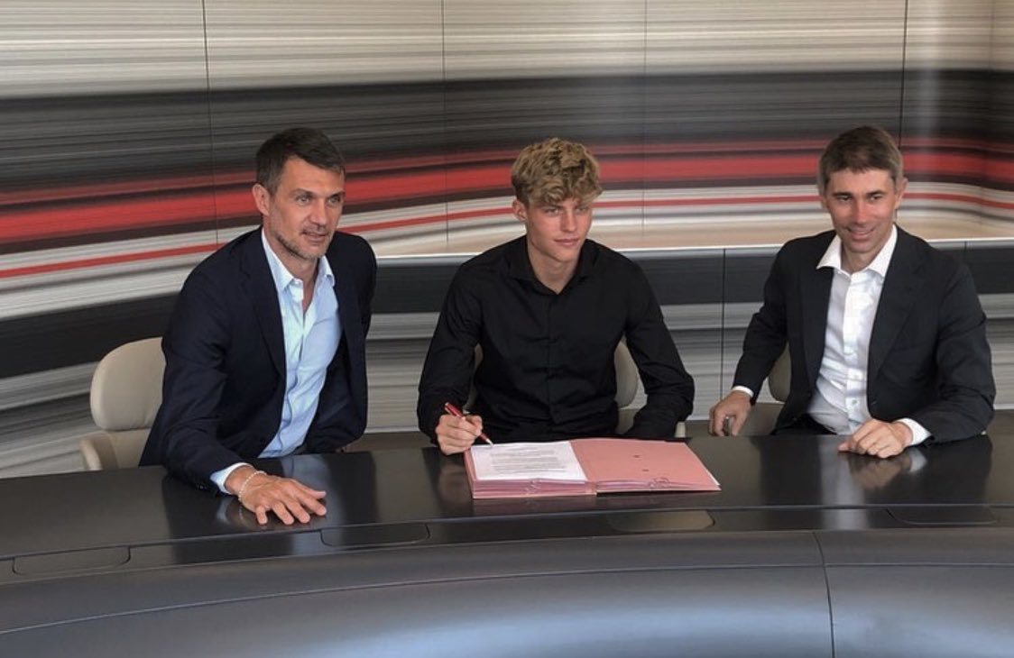 ❗ OFFICIAL: Lukas Björklund has confirmed that he has signed for #ACMilan. The 16-year-old attacking midfielder joins from Malmo.

🇸🇪🔴⚫