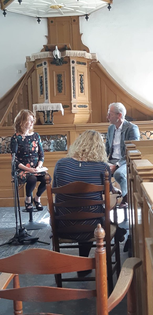 Tijdens inspirerende bijeenkomst met oa <a href="/VillaVega5/">Sarike</a> <a href="/SuzannaMiWi/">Suzanna Miedema</a> overhandigde @Dichtbijboek het eerste exemplaar van haar boek ‘Dichtbij, over het levenseinde van een kind’ aan Meggi @StichtingPAL. Een mustread/kijk voor iedereen betrokken bij de zorg voor ernstig zieke kinderen.