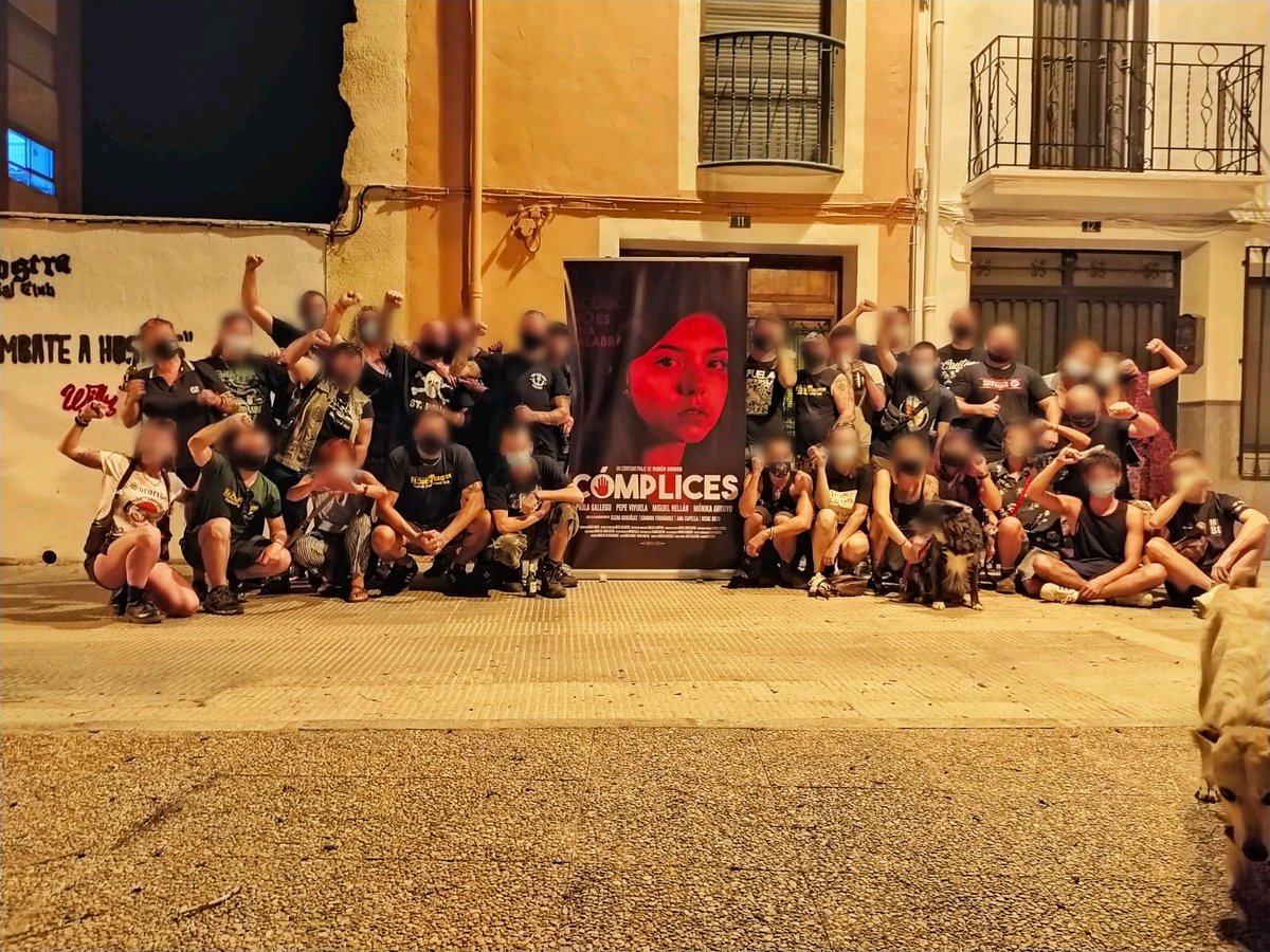 Encara estem impactats amb el curt de còmplices, un dur colp de realitat i un nu en la gola d'una història basada no en un fet real, en centenars. Enhorabona Peke pel treball i el teu inici com a director, des de La Cosa Nostra et desitgem el millor.