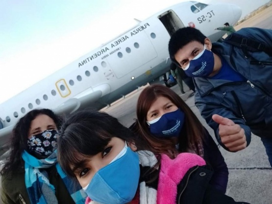 TiempoSur_'s tweet photo. Llegó personal del hospital ‘El Cruce’ para ayudar en el HRRG  #SantaCruz #HRRG #Enfermeros #Salud https://t.co/Z0nBFZAmOE https://t.co/UbCbVNTUzi