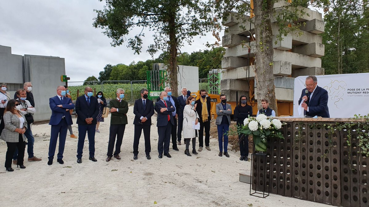 Prefet51's tweet photo. 🥂 Aujourd'hui, pose de la 1ère pierre du Mutigny Resort Hôtel, en présence du @Prefet51 et de l'ambassadeur d'Autriche
Étaient présents les élus du @DptMarne et de @regiongrandest et les représentants autrichiens et français porteurs de ce projet au coeur du vignoble champenois https://t.co/OKNaN5Brru