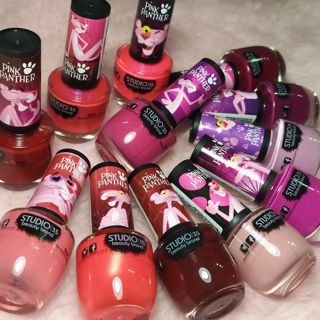 studio35cosm's tweet photo. UAU é a palavra que você está procurando! ✨ 
📱 📷 fernandaribeiroatelier
.
.
.
.
.
#pinkpanther #colecaodeesmaltes #viciodeesmaltes #colecaopinkpanther #studio35esmaltes
#unhasdasemana #manicure https://t.co/PXToIoYCs9