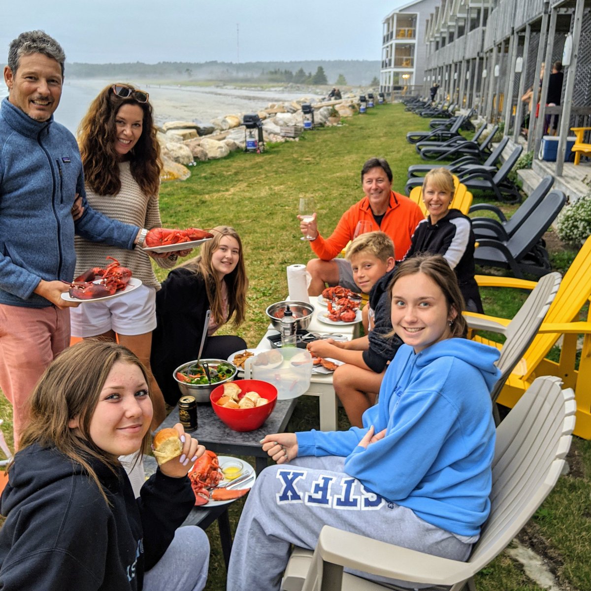 Can't beat that! Lobster feed, in front of their Villa, sounds and smell of the surf, with family @thequarterdeckresort. What would you and your family feast on? Seems like a true Nova Scotian staycation. Book now 1-800-565-1119.
#staycation #resort #quarterdeck #beachside