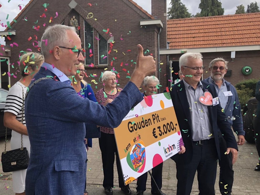 WinantsLuc's tweet photo. Buurtinitiatief in Castenray in de @Gemeente_Venray uitgeroepen tot  beste project @KernmetPit van Nederland. Geweldig trots op onze vrijwilligers die hier jarenlang naar toe hebben gewerkt. Dank @alebbink @NicoleRamaekers @KNHM_  #Goudenpit #DeStek https://t.co/1o3LjwfNgk
