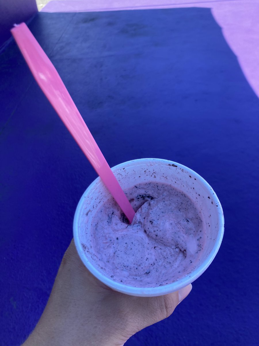Don’t let another day pass without trying this tasty combo - a black cherry Oreo swirlie 💗 and yup, that means black cherry is back as our flavor of the week 😋