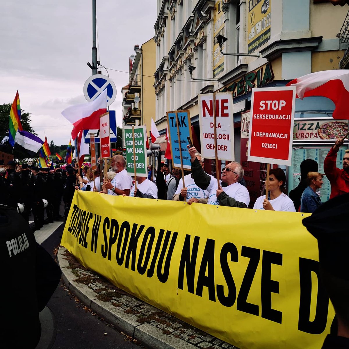 AnAudretsch's tweet photo. #Pride mit Start in Slubice, #Polen. An Menschen vorbei die Dir Sexualisierung ihre Kinder vorwerfen, untermalt vom lauten "Ave Maria". #Freiheit ist so fragil u. rechte Ideologen die größte Gefahr. Lasst uns Allianzen bilden. Über Grenzen hinweg, solidarisch u. in Vielfalt 🏳️‍🌈 https://t.co/lywIuxmjk2