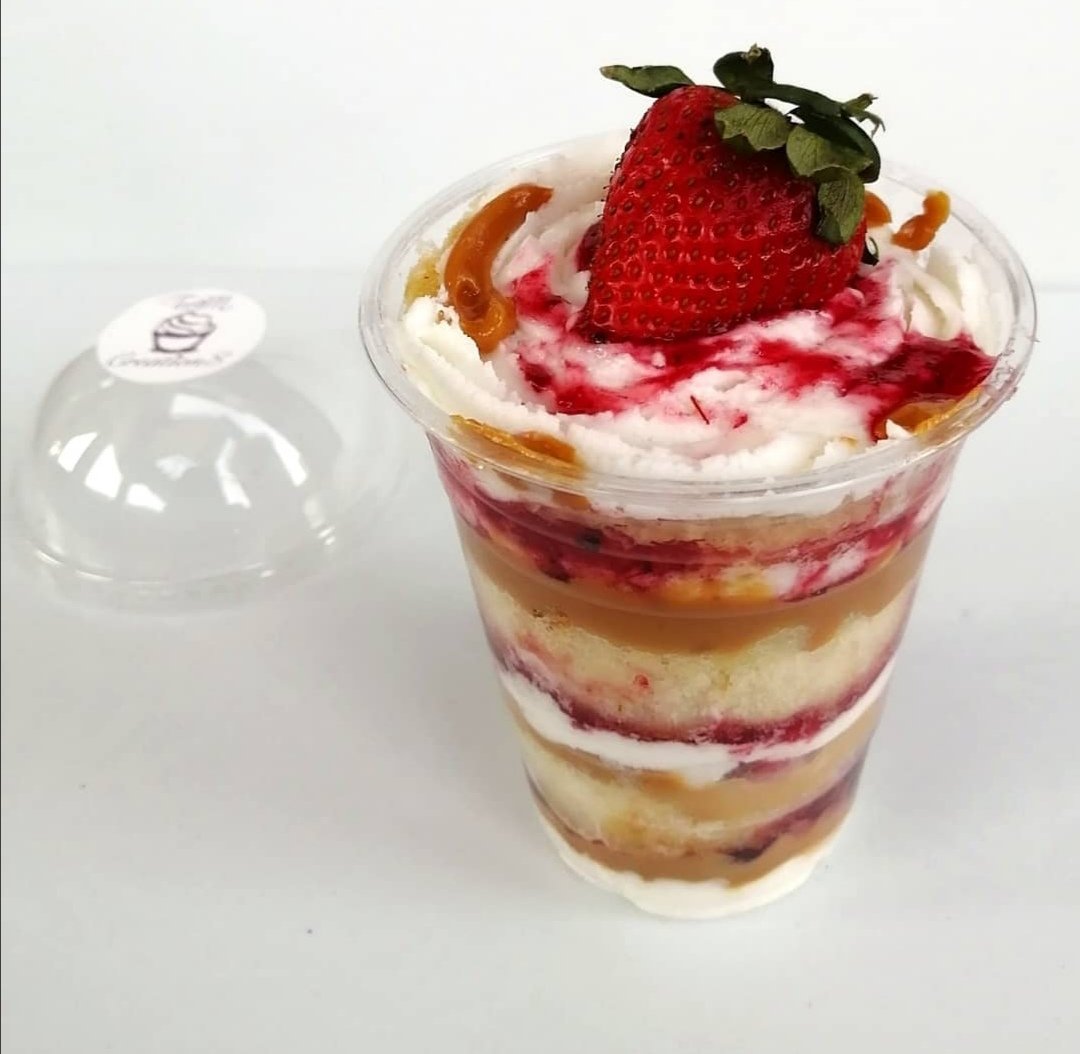 TwiM_creations's tweet photo. Meet BerryCaramel 🍓 TwiM Cake Cups
#cakecups #twimcreations #vanillacake #cake #strawberries #TwiM #TwiMcups #SingleAndMingle #AbsaPrem https://t.co/dTJqFTEKoD