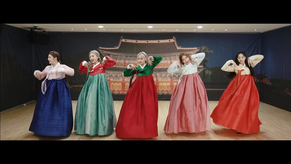 allkpop on Twitter: "ITZY brings you a lovely version of 'Not Shy' in hanbok version dance practice! https://t.co/f57C5e7ynP… "