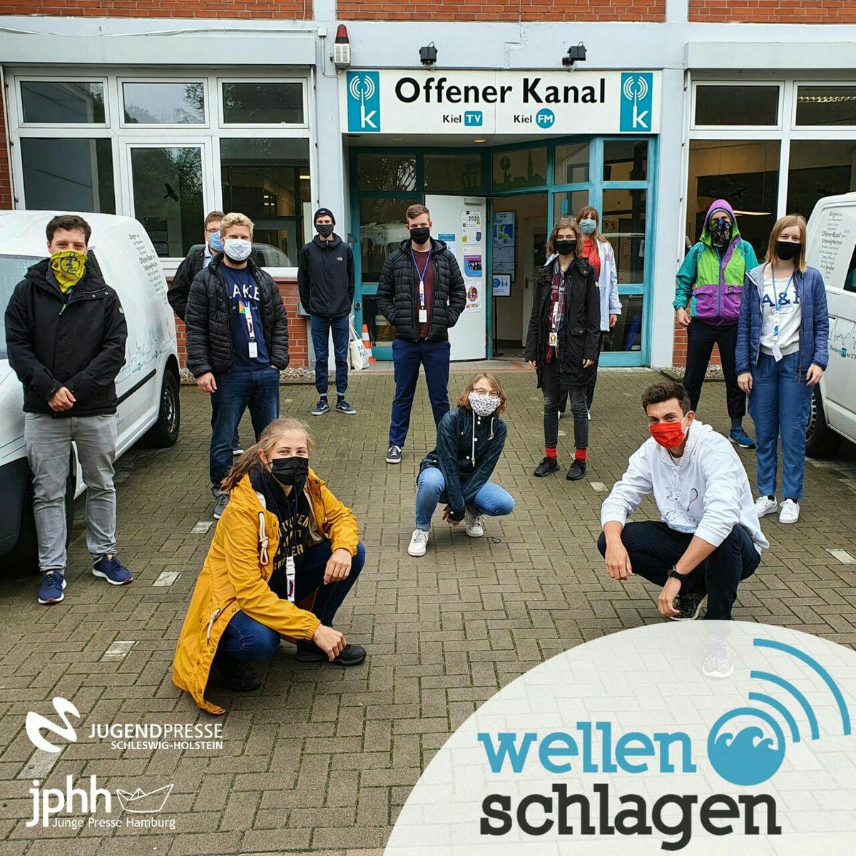 JugendpresseSH's tweet photo. 12 Jugendliche &amp; jede Menge Medien - wir sind das Crossmedia-Seminar "Wellen Schlagen"! Im Radio und auf Social Media nehmen wir euch mit auf die #KielerWoche.
Neugierig? Dann schaut auch auf Facebook und Instagram vorbei! #Wellenschlagen #KiWo20 #Zusammenhalt @jphhde @KiWoOnline https://t.co/VnamUA5ujq