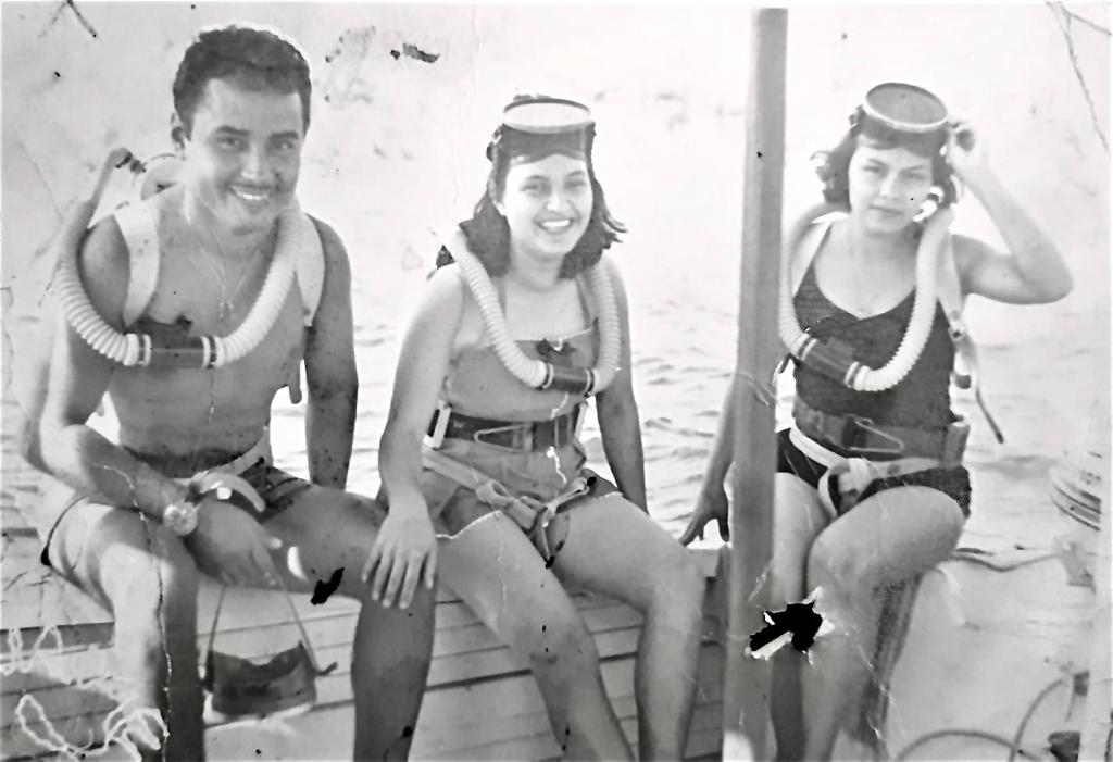 acascuba's tweet photo. Acapulco, 1965
Les extraño y les recuerdo así de felices: mi padre, mi madre y mi tía. Orgullosamente su legado y tradición continuan en mi 😊💙
.
.
#HerenciaFamiliar #MantarrayaAquaSports https://t.co/kNw6gXNQkJ