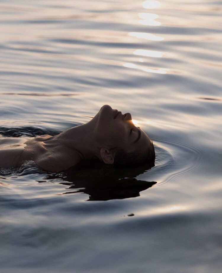 — 𝑊𝘩𝑎𝑡 𝑑𝑜 𝑦𝑜𝑢 𝑑𝑜 𝑤𝘩𝑒𝑛 𝑎 𝑐𝘩𝑎𝑝𝑡𝑒𝑟 𝑒𝑛𝑑𝑠?𝐷𝑜 𝑦𝑜𝑢 𝑐𝑙𝑜𝑠𝑒 𝑡𝘩𝑒 𝑏𝑜𝑜𝑘 𝑎𝑛𝑑 𝑛𝑒𝑣𝑒𝑟 𝑟𝑒𝑎𝑑 𝑖𝑡 𝑎𝑔𝑎𝑖𝑛? —