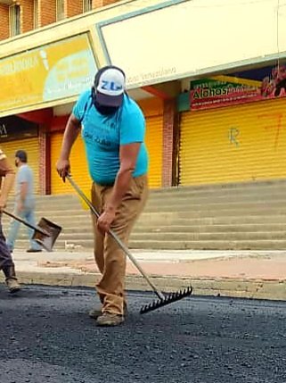 3. Igualmente, en esta semana de #CuarentenaEstrictaRadical continuamos los trabajos de asfaltado en el mercado Las Pulgas. Objetivo: Que nuestro pueblo retome su accionar de manera controlada y segura; en condiciones dignas en un mercado con economía sana.
#PatriaProductiva