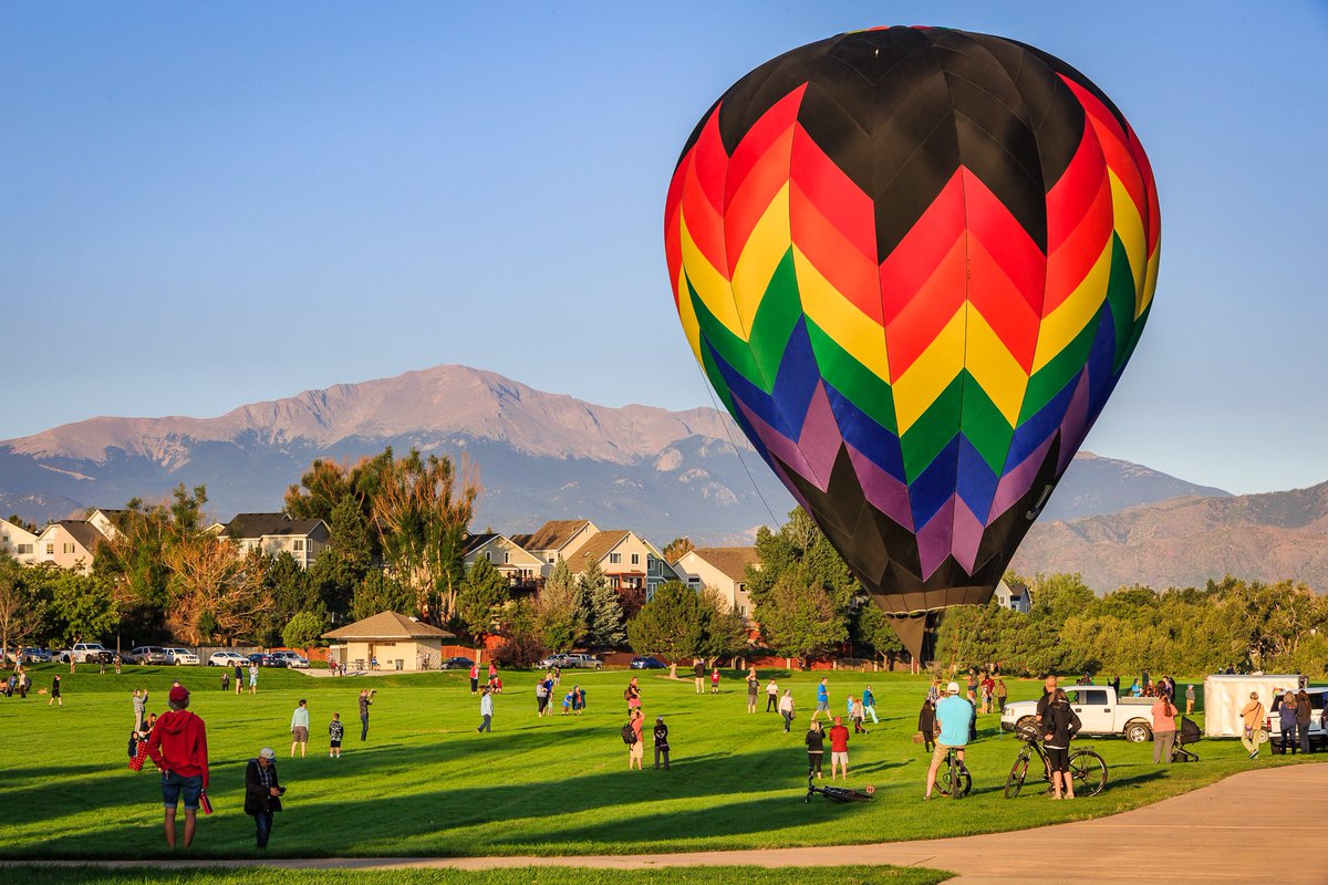 simpleexplorers's tweet photo. Thanks for the pivot @labordayliftoff to launch from local parks. Great day to see the balloons take flight! #LDLO #hotairballoons #laborday #ColoradoSprings https://t.co/VSr1g68EEP
