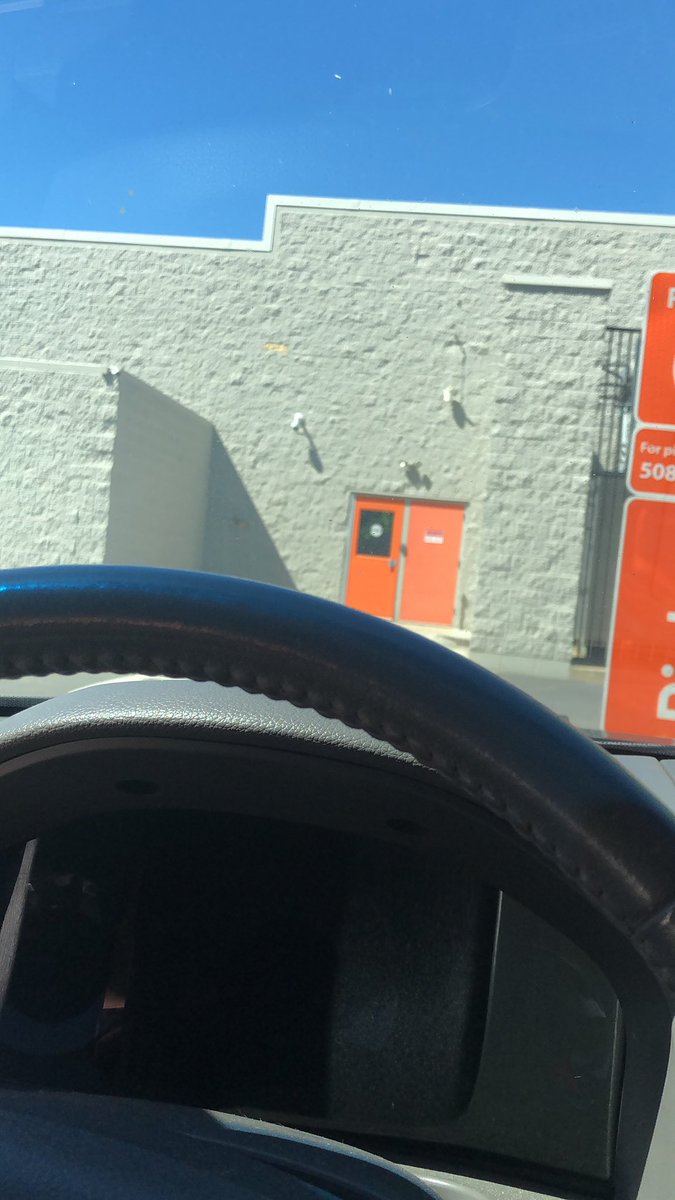 DJDISKINO's tweet photo. 3rd time I have been out here for over an hour @Walmart - this is the last time. Could have gotten all my groceries myself by now.. https://t.co/KcqI1dAkjT