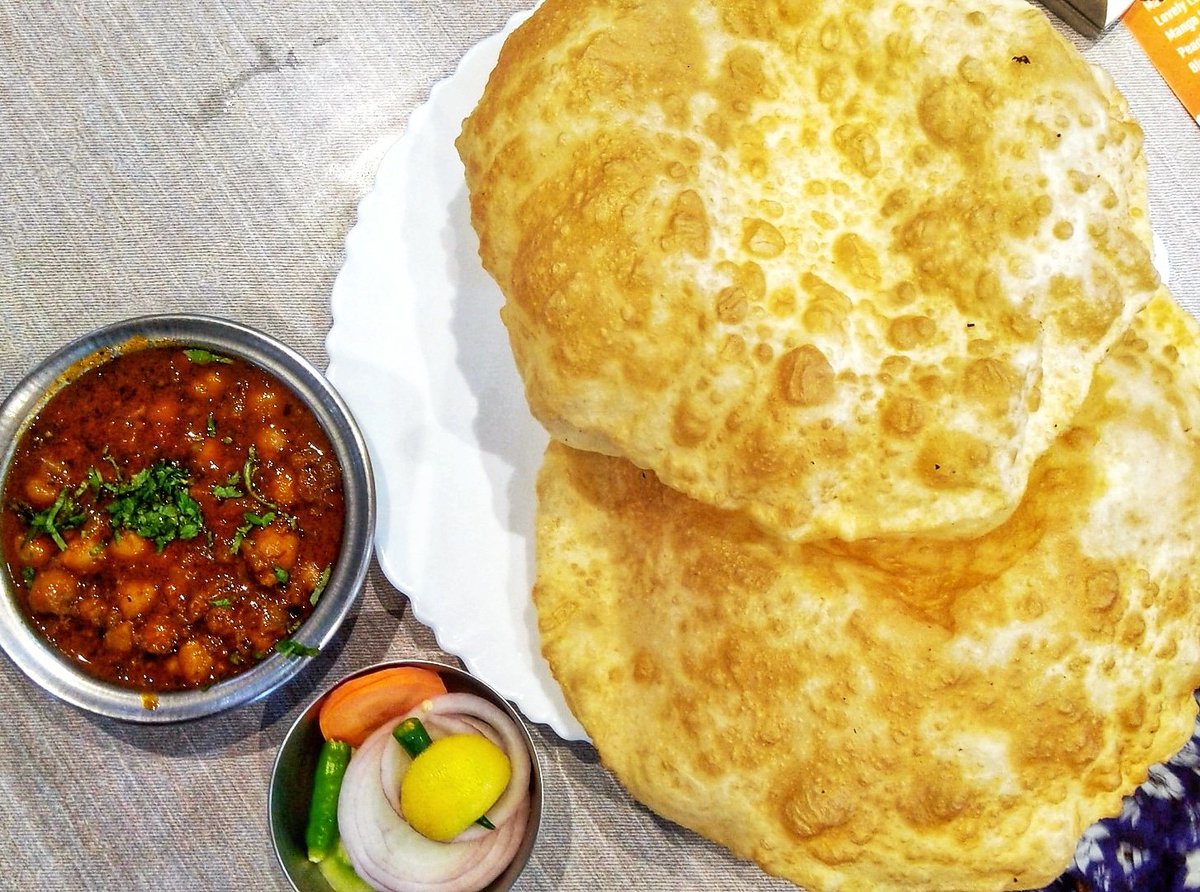 In frame-Choley Bhature🤤
(Delicious Choley Bhature with perfect spices and soo fulfilling)
.
Place-Aryans (VCC)📍
.
.
Price-₹120
.
.
Taste-4.5/5😋
.
.
.
.
#choleybhature#chola#foodgasmic#yummie#yumm#yummyeats#foodinstalove#instafood#instapost#foods#indianfood#instablogger