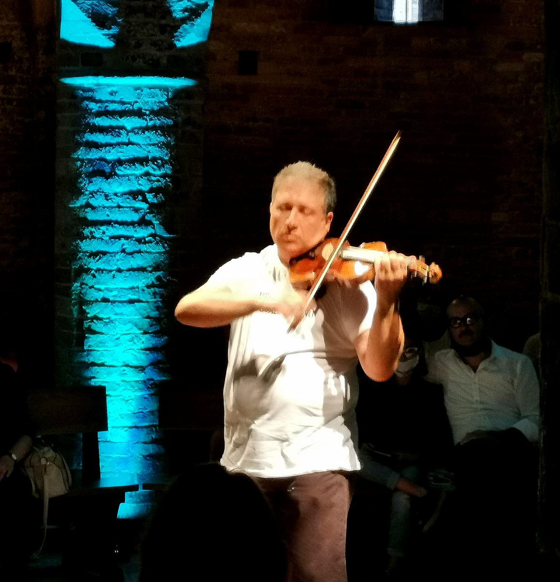 Nella Rotonda di san Lorenzo la musica 🎶 è ancora più magica
Marco Rizzi al violino 🎻 esegue Bach
#mantovachamber #tramesonore #oficinaocm