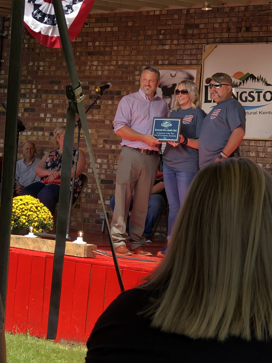 RBrenda71's tweet photo. 1/2: There was a great turnout this morning for the Livingston Homecoming Parade and Awards Recognition. It was an honor to be able to recognize Mayor Jason Medley with a Citation from the @KYHouseGOP for his years of service to the community. I think that you would be hard https://t.co/oWAfrDuekC