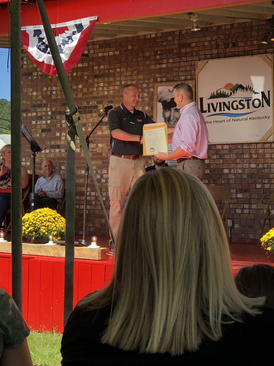 RBrenda71's tweet photo. 1/2: There was a great turnout this morning for the Livingston Homecoming Parade and Awards Recognition. It was an honor to be able to recognize Mayor Jason Medley with a Citation from the @KYHouseGOP for his years of service to the community. I think that you would be hard https://t.co/oWAfrDuekC