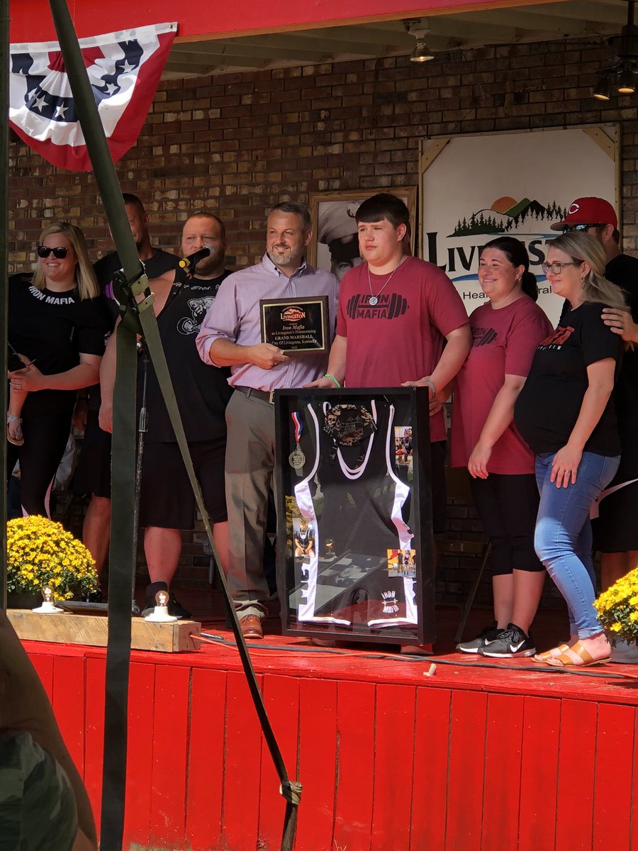 RBrenda71's tweet photo. 1/2: There was a great turnout this morning for the Livingston Homecoming Parade and Awards Recognition. It was an honor to be able to recognize Mayor Jason Medley with a Citation from the @KYHouseGOP for his years of service to the community. I think that you would be hard https://t.co/oWAfrDuekC