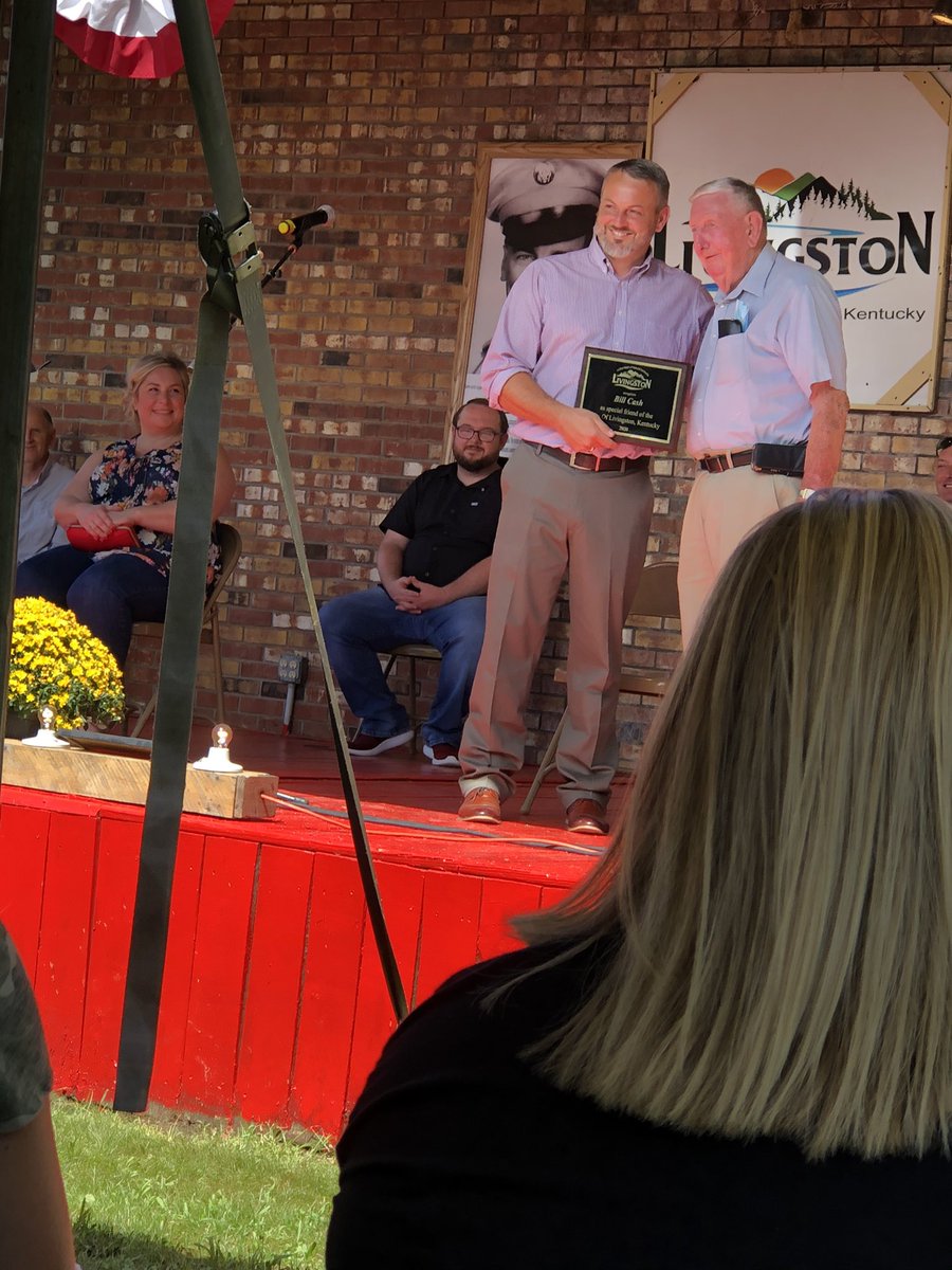 RBrenda71's tweet photo. 1/2: There was a great turnout this morning for the Livingston Homecoming Parade and Awards Recognition. It was an honor to be able to recognize Mayor Jason Medley with a Citation from the @KYHouseGOP for his years of service to the community. I think that you would be hard https://t.co/oWAfrDuekC