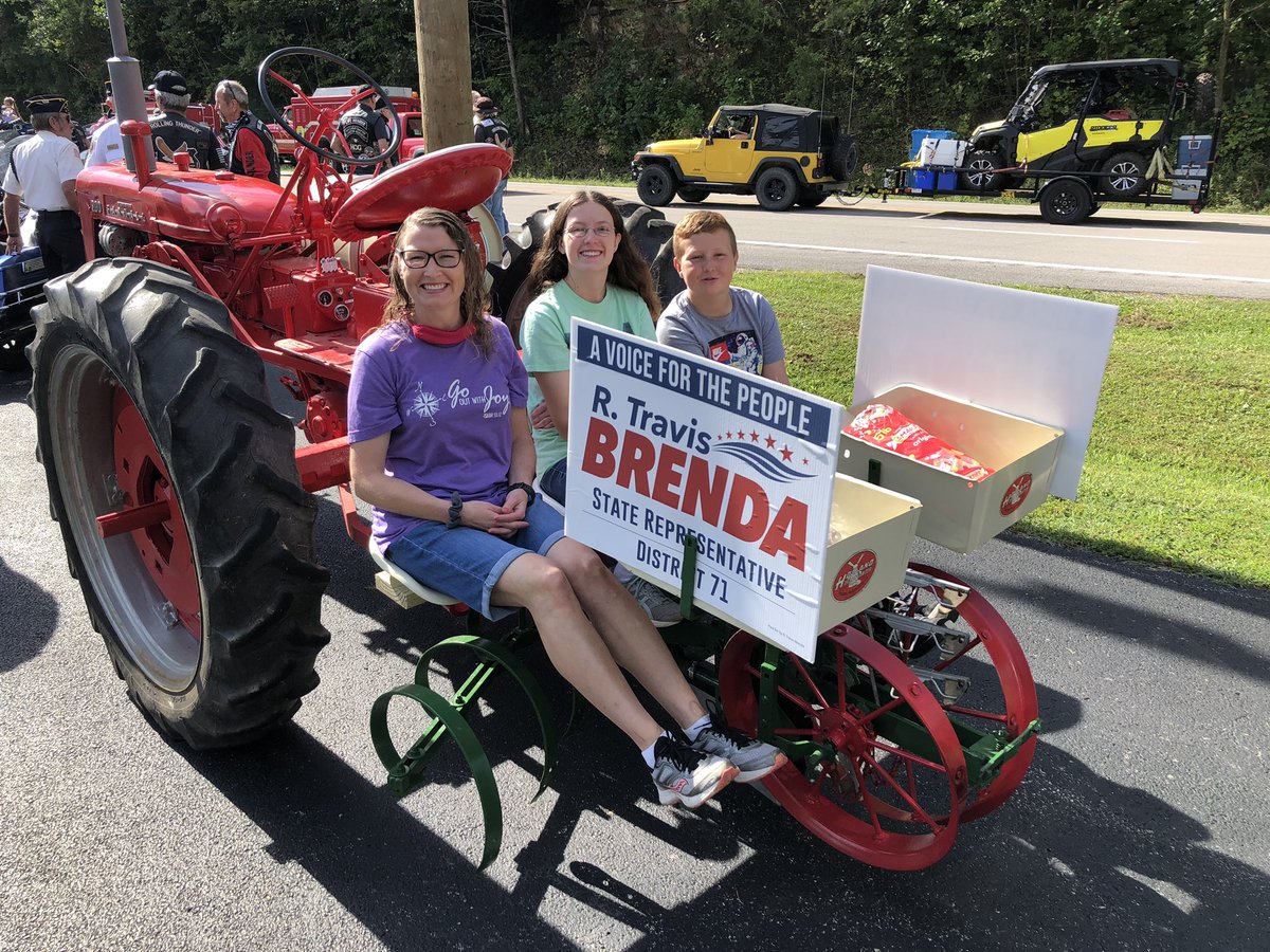 RBrenda71's tweet photo. 2/2: pressed to find another city official in Kentucky that has poured as much into serving their community, from digging out and repairing water and sewer lines to working for economic development in bringing the Family Dollar and Marathon station to Livingston. https://t.co/XUAaUmMdpj