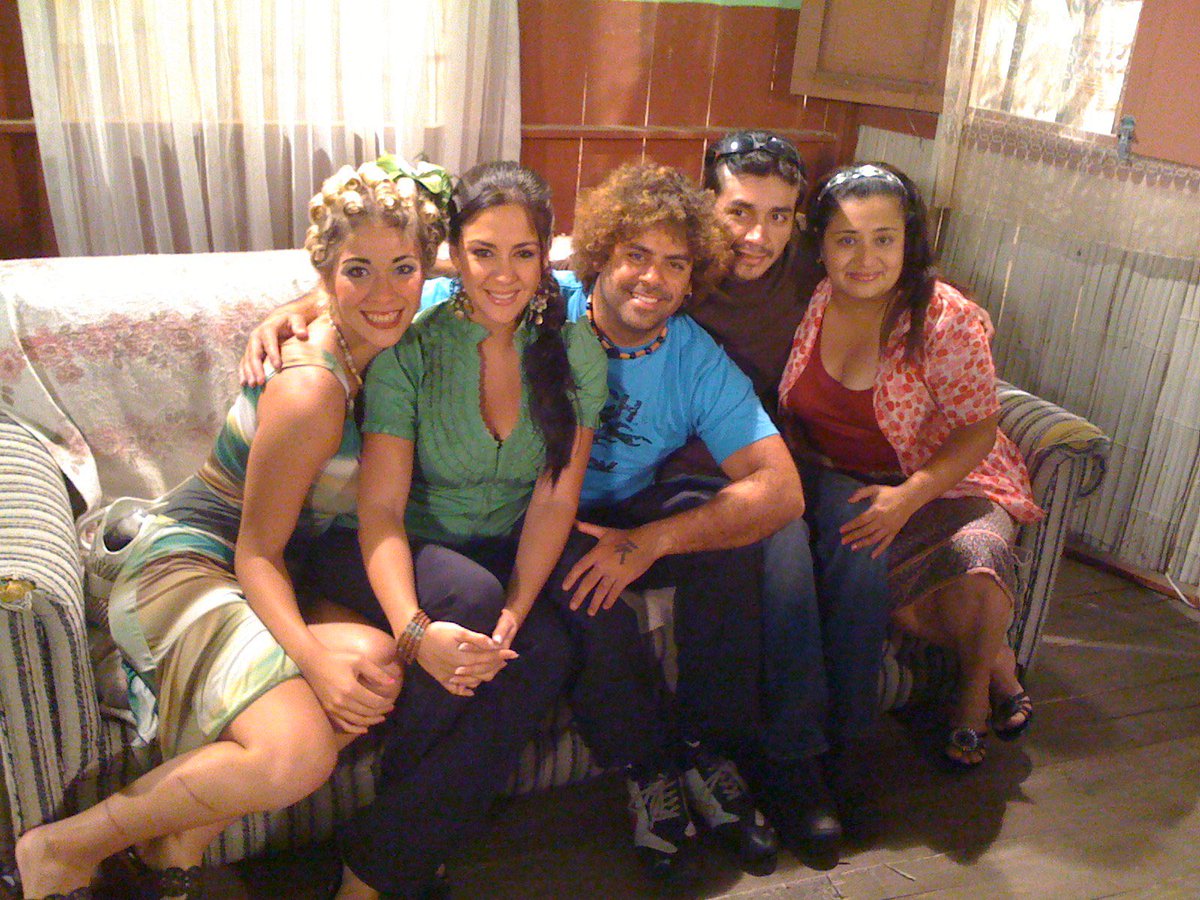 FLOR_MPALOMEQUE's tweet photo. Era Enero Febrero del 2007 cuando Jorge Toledo recibe una llamada y nos dan el Ok para grabar la novela “PERO” en el estudio #AlbertoBorges con poco presupuesto y con los equipos que estaban asignados para otras producciones. Nos miramos y dijimos “HAGÁMOSLO”... https://t.co/cEYyDlTkN2