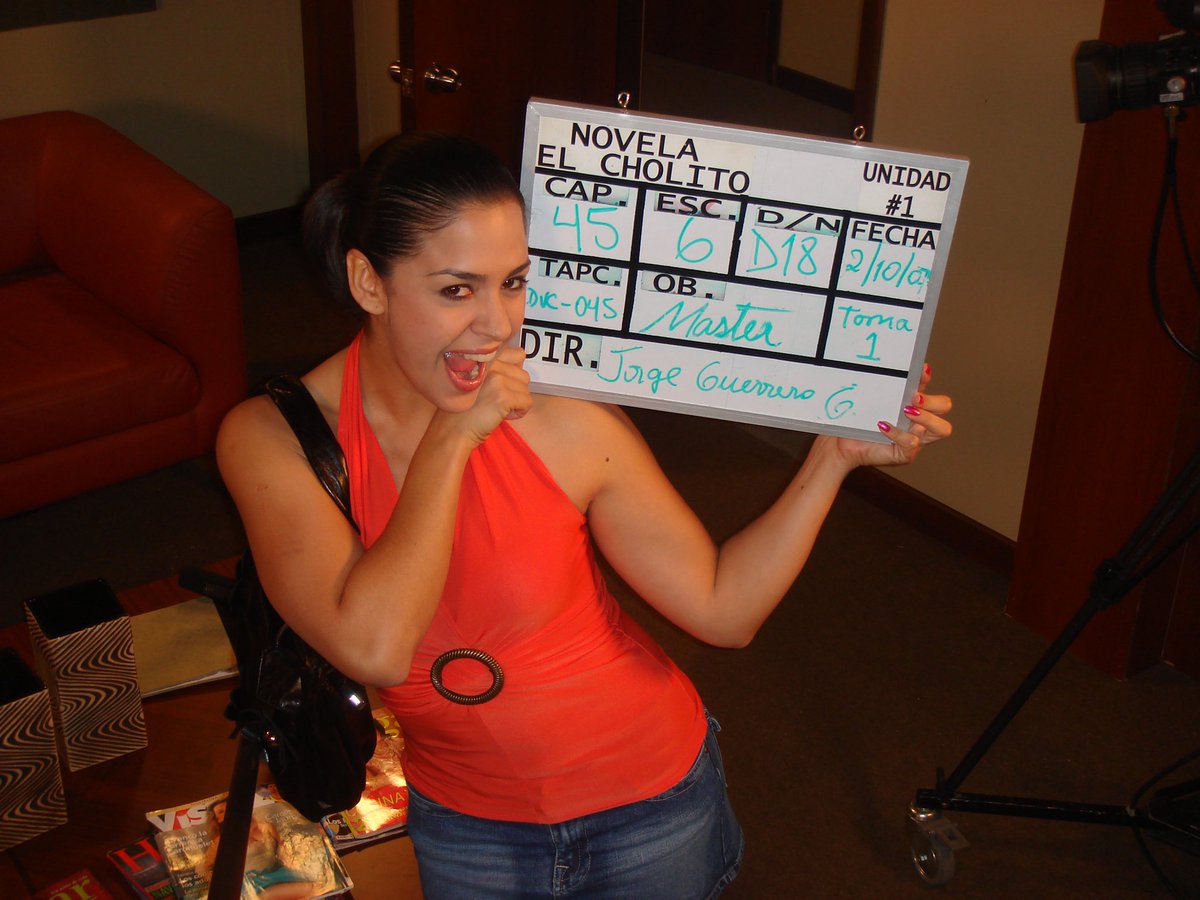 FLOR_MPALOMEQUE's tweet photo. Era Enero Febrero del 2007 cuando Jorge Toledo recibe una llamada y nos dan el Ok para grabar la novela “PERO” en el estudio #AlbertoBorges con poco presupuesto y con los equipos que estaban asignados para otras producciones. Nos miramos y dijimos “HAGÁMOSLO”... https://t.co/cEYyDlTkN2