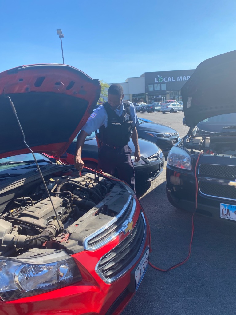 ChicagoCAPS03's tweet photo. 3rd District Officers giving citizens a helping hand at Jeffery Plaza. #PositivePoliceInteractions #Community https://t.co/jrKidb53lX