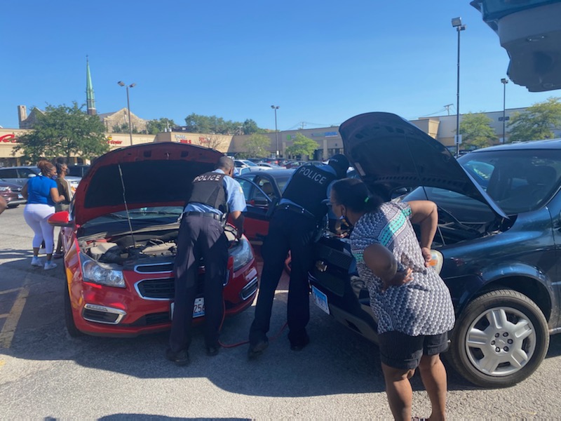 ChicagoCAPS03's tweet photo. 3rd District Officers giving citizens a helping hand at Jeffery Plaza. #PositivePoliceInteractions #Community https://t.co/jrKidb53lX